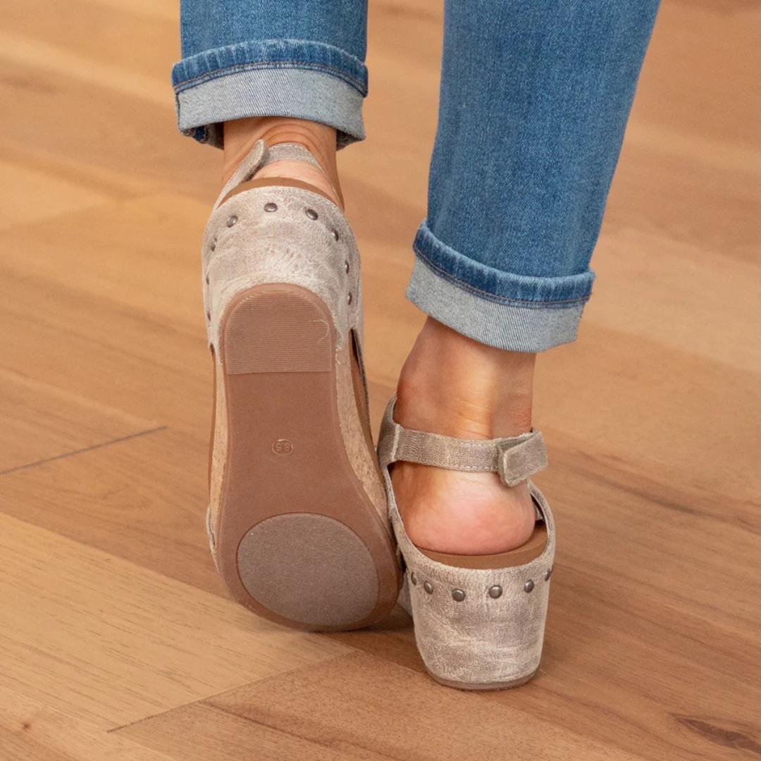 Sandales compensées orthopédiques cloutées pour femme