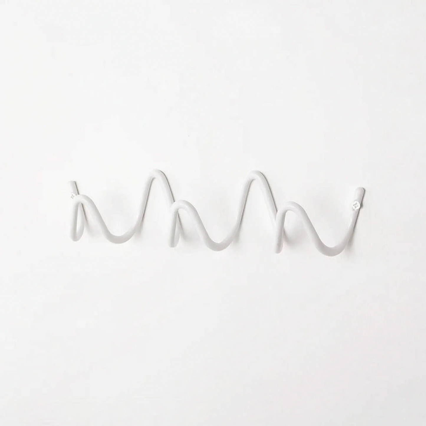 Support mural en forme de vague