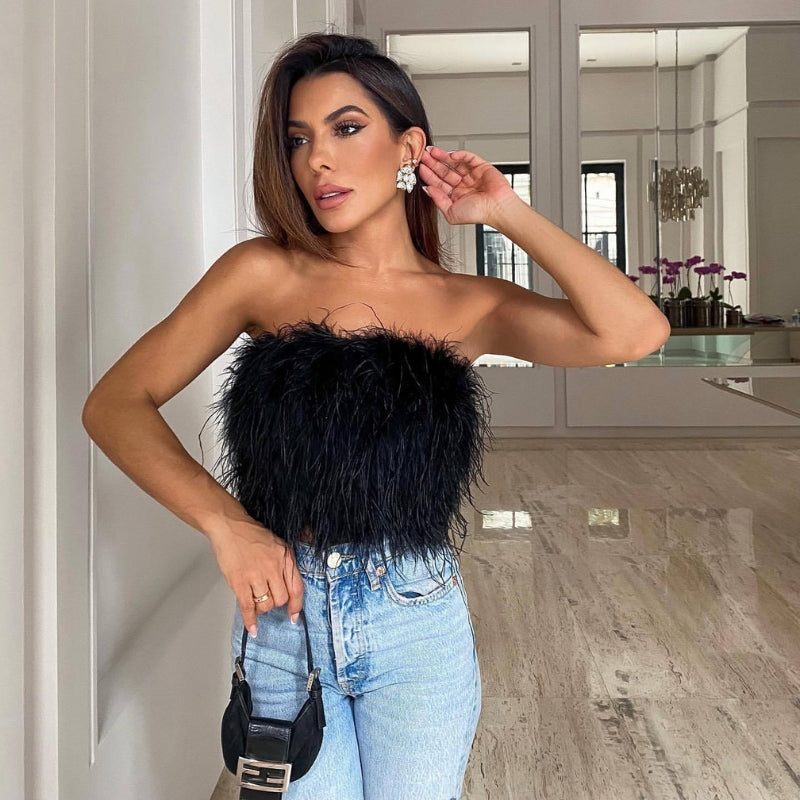 Top sans manches en fourrure duveteuse aux accents audacieux et au design ludique